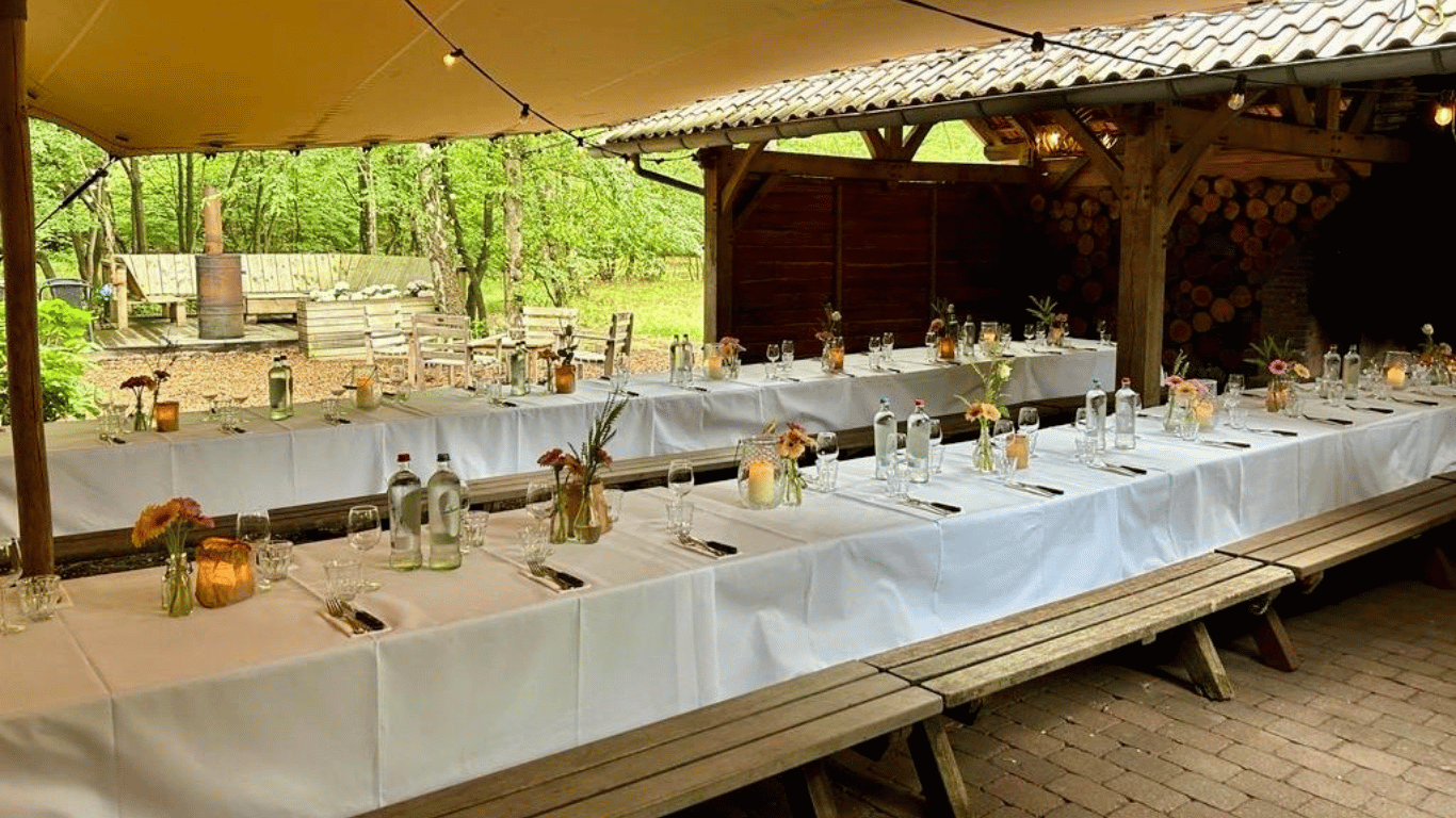 Feestelijk gedekte tafels onder de overkapping